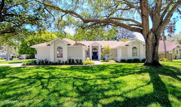 a view of a house with backyard