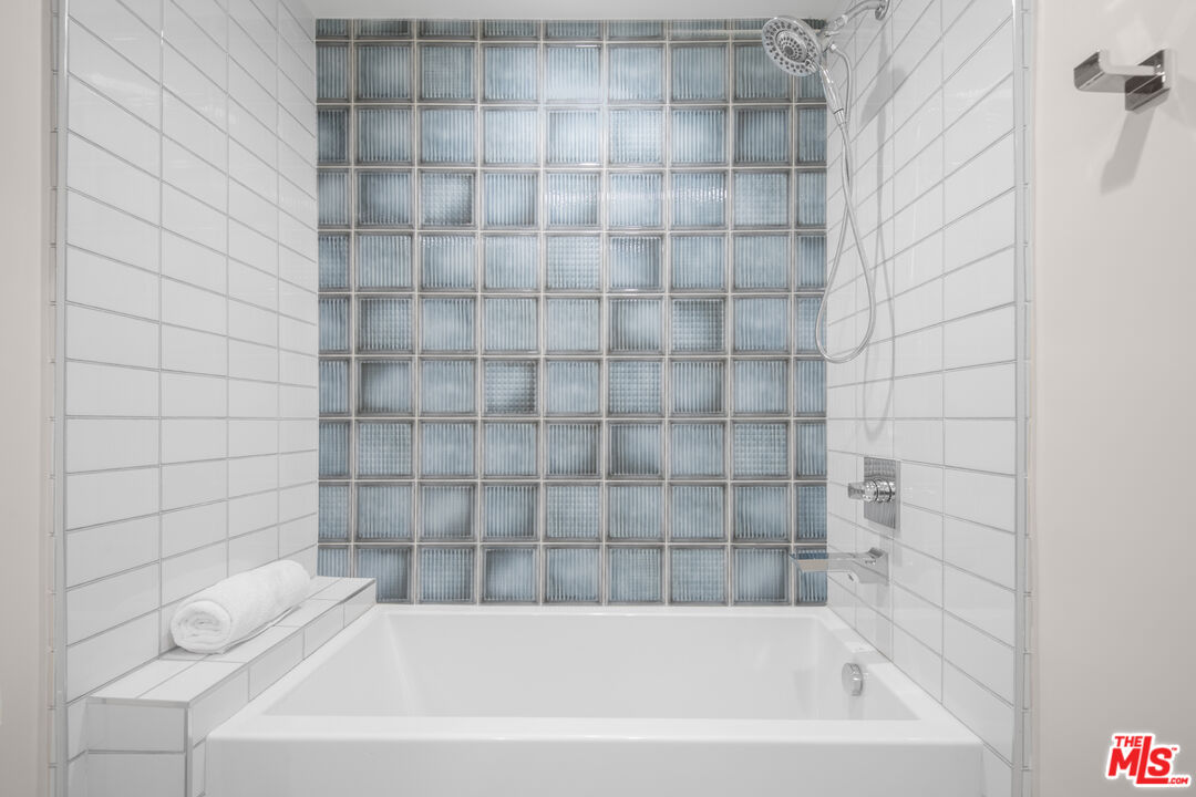 1226 South Bedford Street, Unit 502 Los Angeles, CA 90035 - Photo 13 of 16 a bathroom with a bathtub