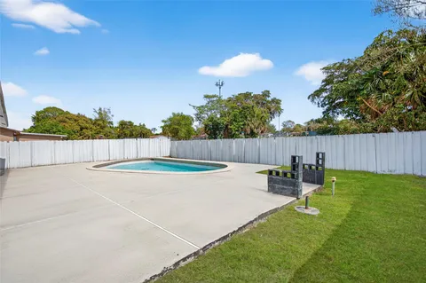 a view of a backyard