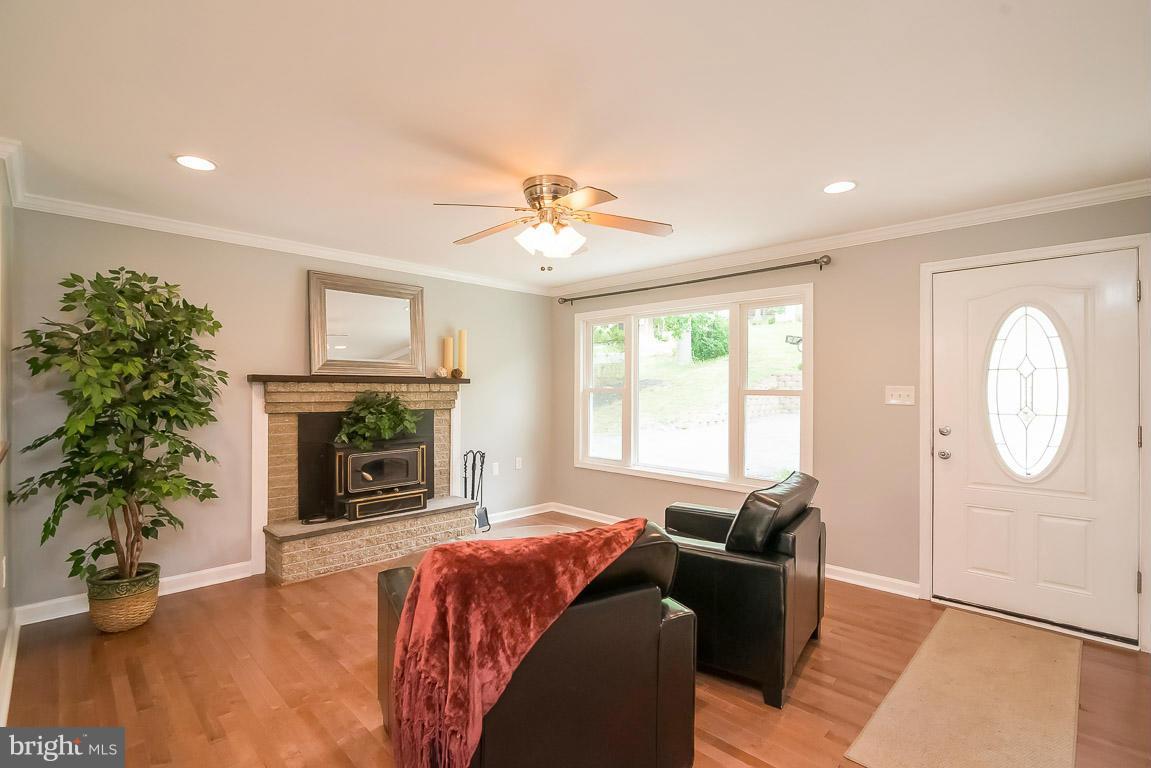 6332 Quinn Road Frederick, MD 21701 - Photo 3 of 30 Living Room