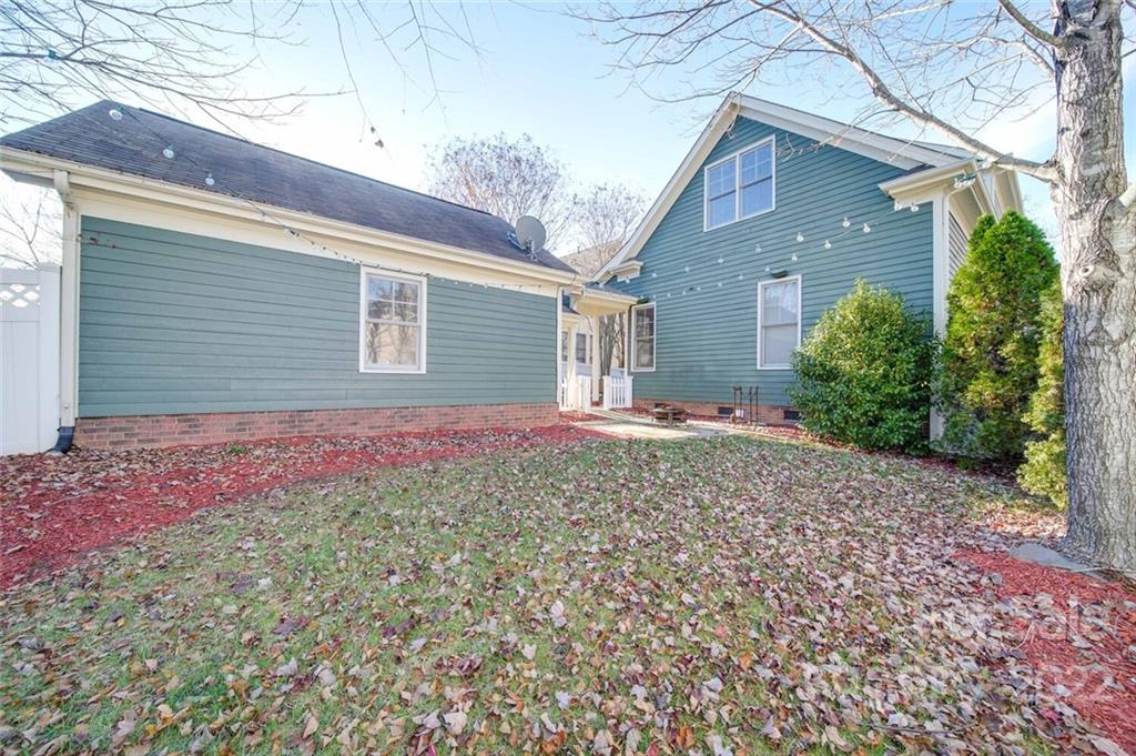 220 Mills Lane Fort Mill, SC 29708 - Photo 33 of 42 a backyard of a house with lots of green space