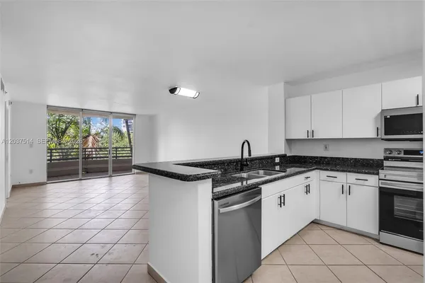 $4,500 | 1401 Bay Road, Unit 409, Miami Beach, FL 33139
