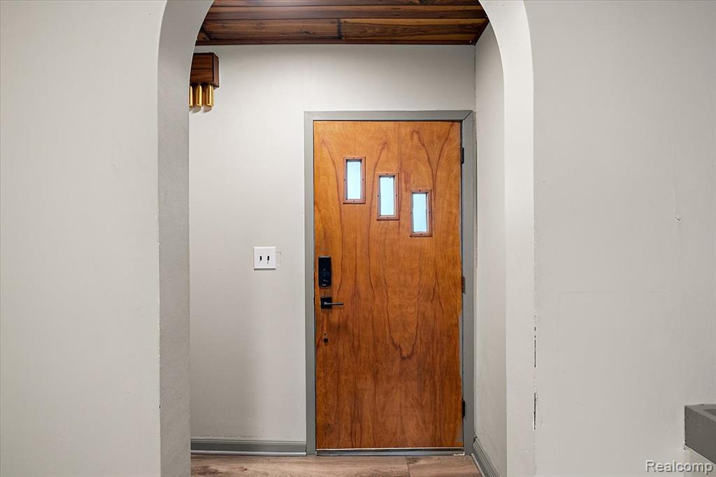 28333 Bayberry Road Farmington, MI 48331 - Photo 3 of 53