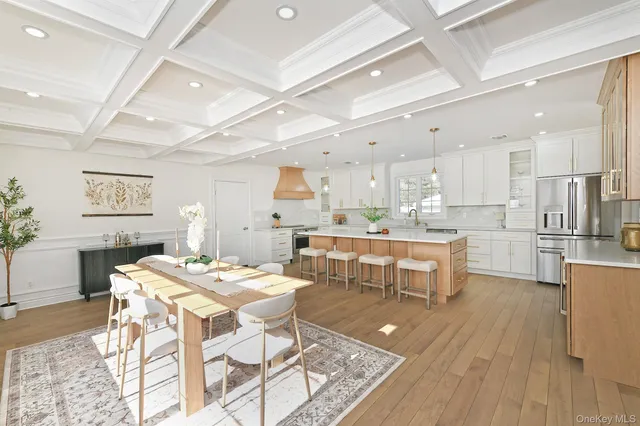 $1,595,000 | 11 Edcris Lane, Huntington, NY 11743