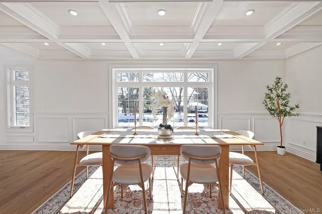 $1,595,000 | 11 Edcris Lane, Huntington, NY 11743