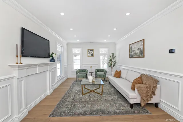 $1,595,000 | 11 Edcris Lane, Huntington, NY 11743