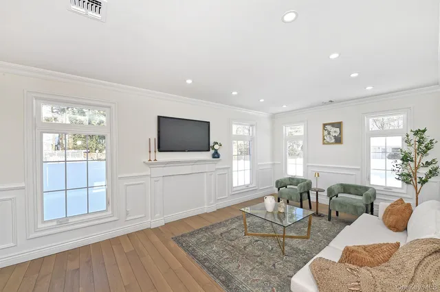 $1,595,000 | 11 Edcris Lane, Huntington, NY 11743