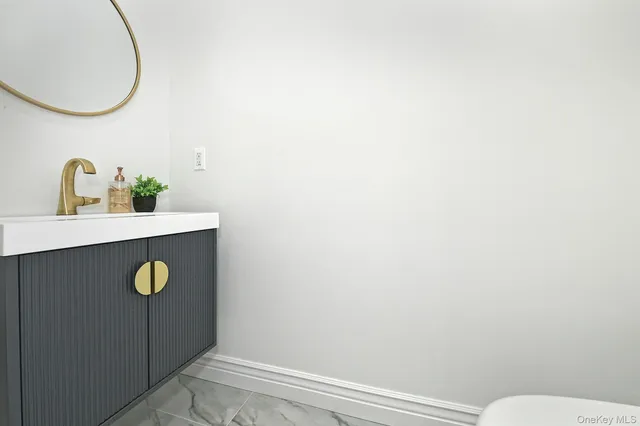 $1,595,000 | 11 Edcris Lane, Huntington, NY 11743