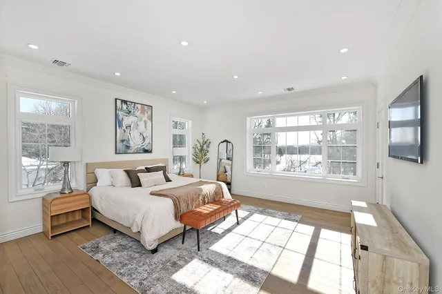 $1,595,000 | 11 Edcris Lane, Huntington, NY 11743