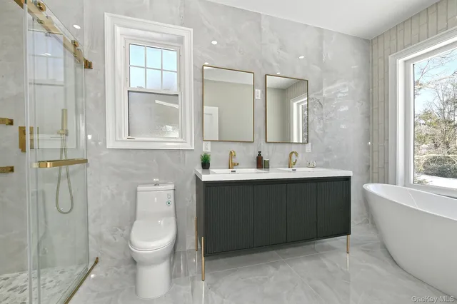 $1,595,000 | 11 Edcris Lane, Huntington, NY 11743