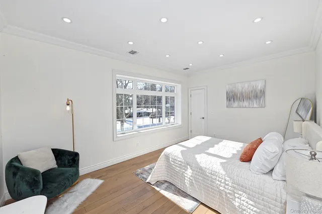 $1,595,000 | 11 Edcris Lane, Huntington, NY 11743