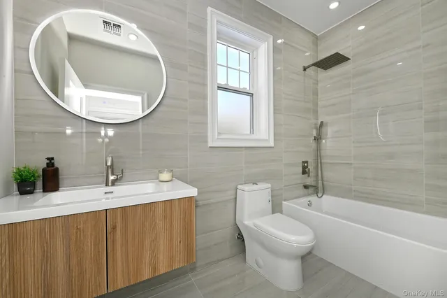 $1,595,000 | 11 Edcris Lane, Huntington, NY 11743