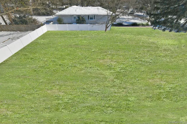 $1,595,000 | 11 Edcris Lane, Huntington, NY 11743