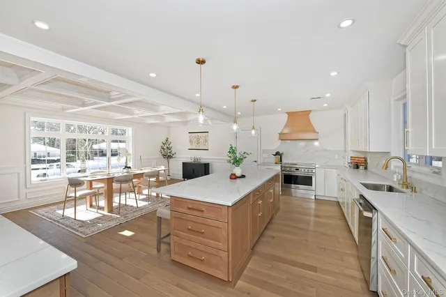 $1,595,000 | 11 Edcris Lane, Huntington, NY 11743