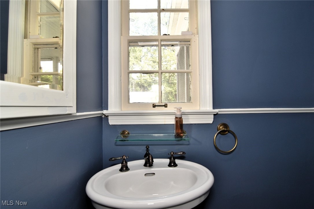 3651 Rawnsdale Road Beachwood, OH 44122 - Photo 22 of 49 Half Bath on Main Level