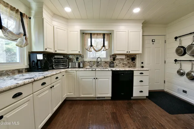 $390,000 | 10 Lakeside Estate, Corinth, NY 12822