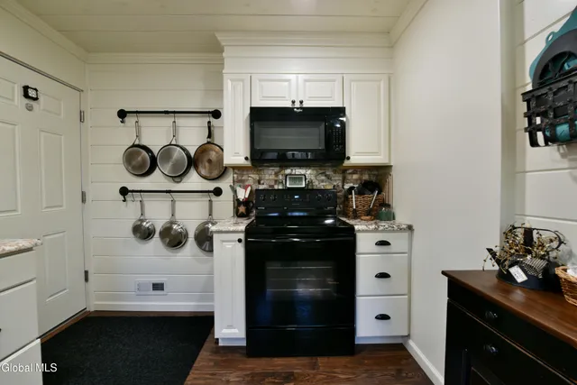 $390,000 | 10 Lakeside Estate, Corinth, NY 12822