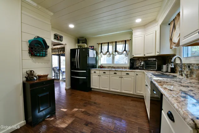 $390,000 | 10 Lakeside Estate, Corinth, NY 12822