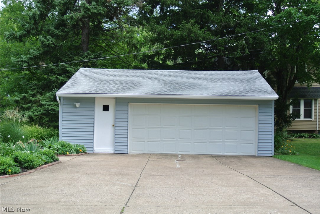 2945 Hillside Road Independence, OH 44131 - Photo 30 of 35 2.5 car Garage (22x26)