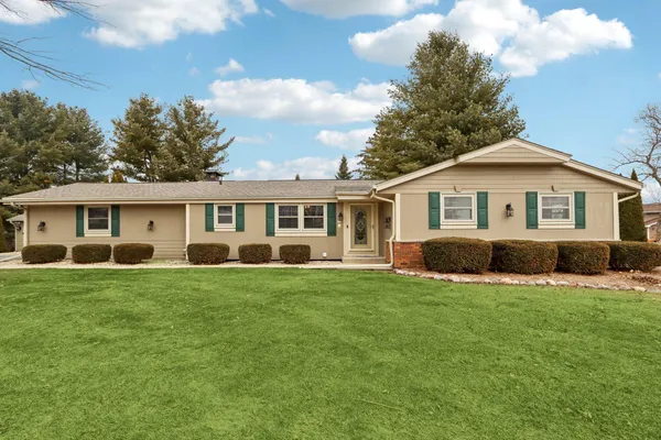 $579,000 | 712 Lake Bluff Drive, Oconomowoc, WI 53066