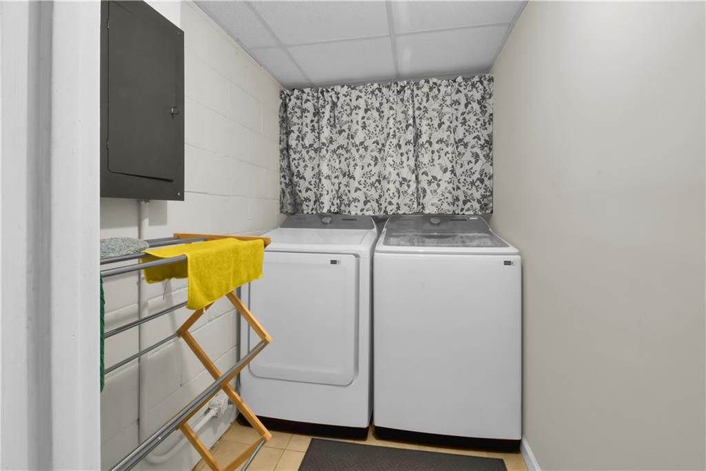 3155 Hogan Road Southwest Atlanta, GA 30331 - Photo 8 of 15 a utility room with dryer and washer