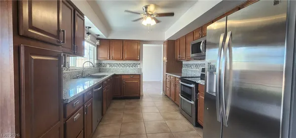 $2,400 | 413 Norwood Lane, Las Vegas, NV 89107