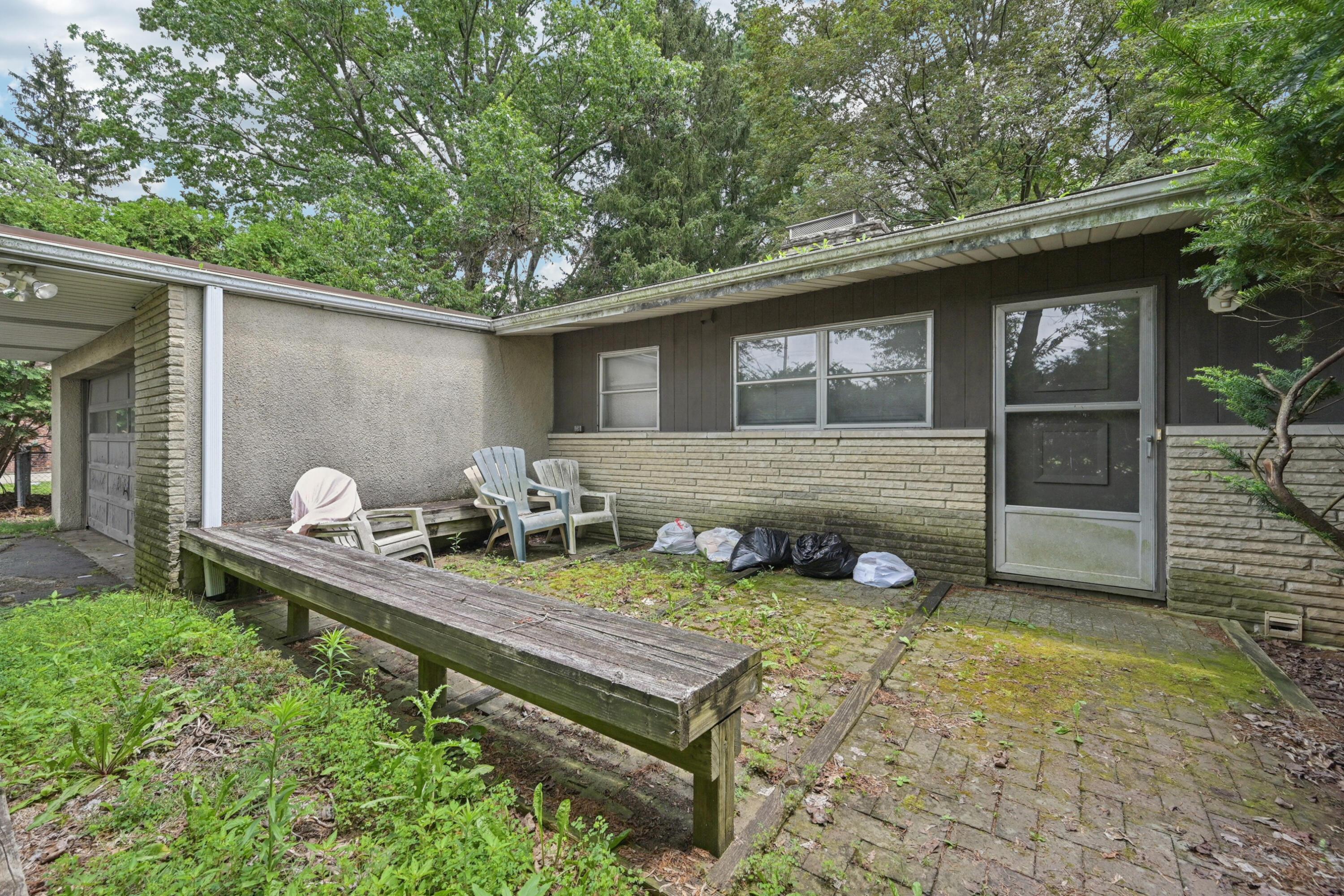 1068 McNaughten Road Columbus, OH 43213 - Photo 5 of 11 front