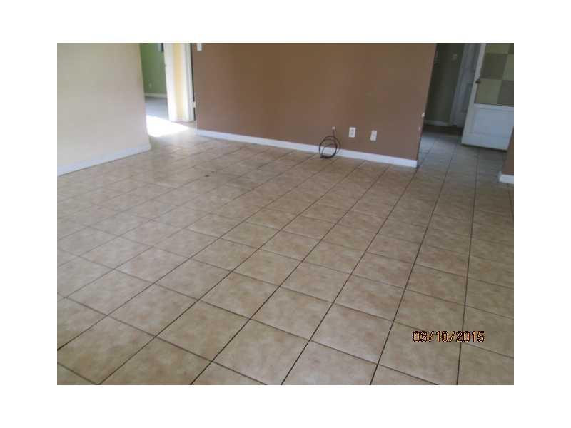100 Northwest 10th Street Boca Raton, FL 33432 - Photo 7 of 10 Living Room