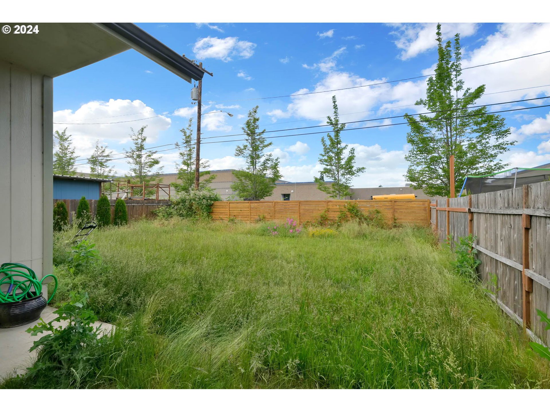 830 G Street Springfield, OR 97477 - Photo 34 of 38 a view of a yard with a fountain