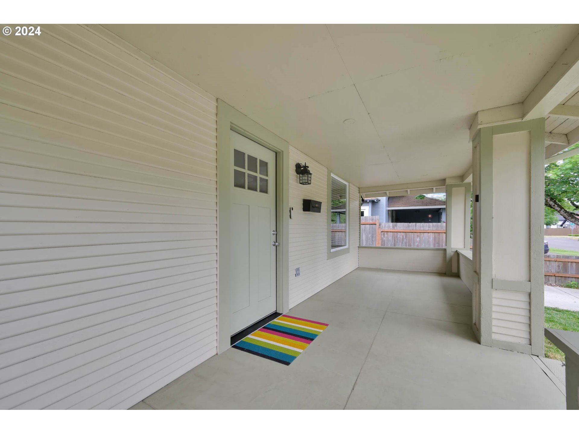 830 G Street Springfield, OR 97477 - Photo 5 of 38 a upper view of a hallway with wooden floor and furniture