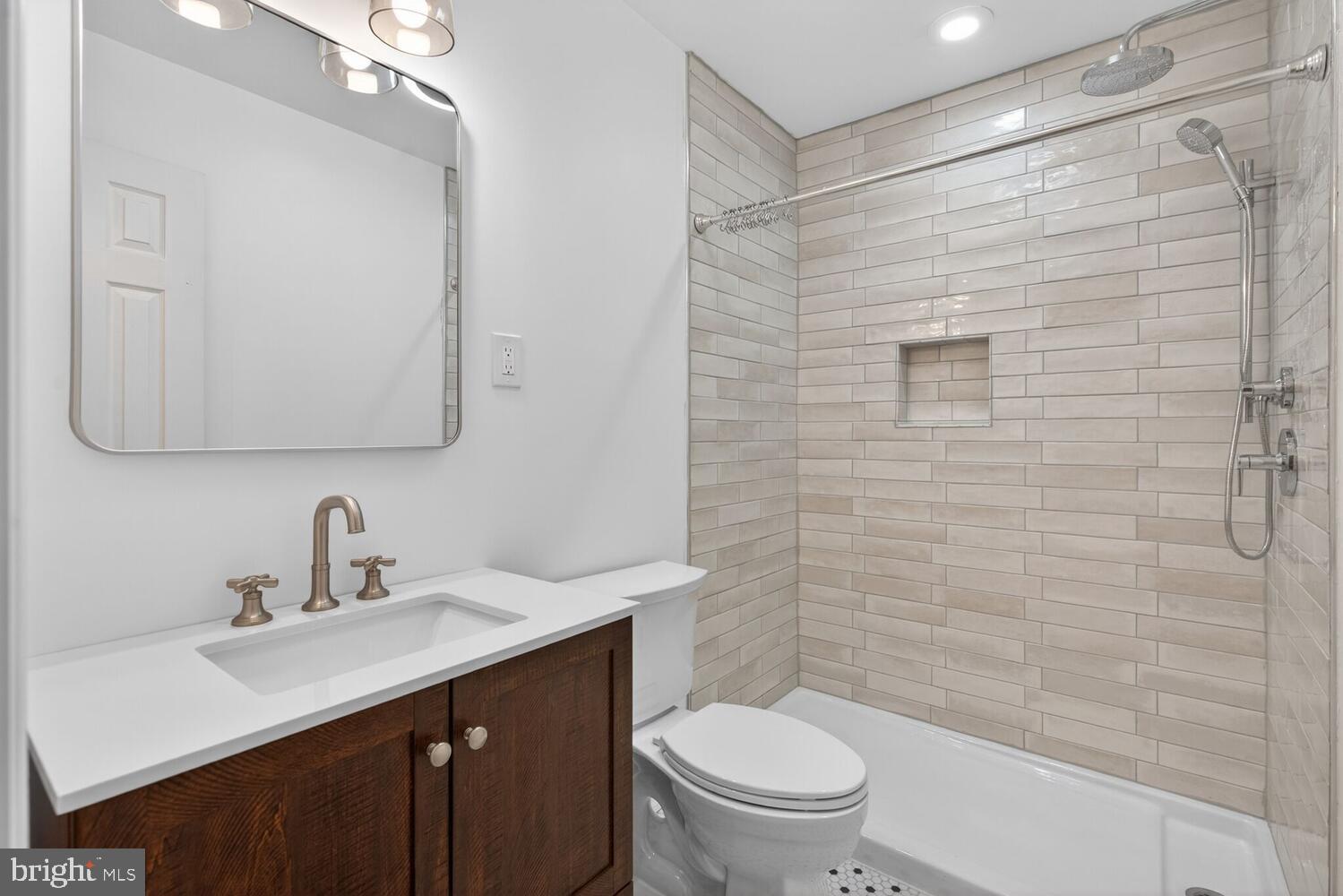 8323 Wagon Wheel Road Alexandria, VA 22309 - Photo 26 of 50 Full Bathroom