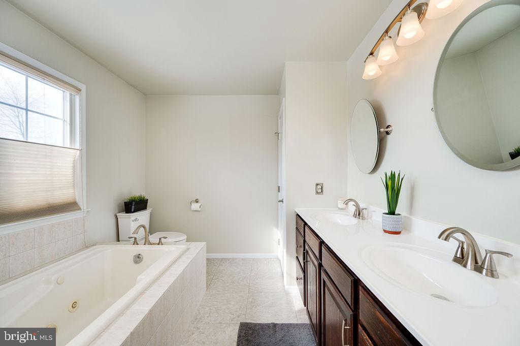 36 Pickwick Place Birdsboro, PA 19508 - Photo 45 of 72 a bathroom with a tub sink and mirror