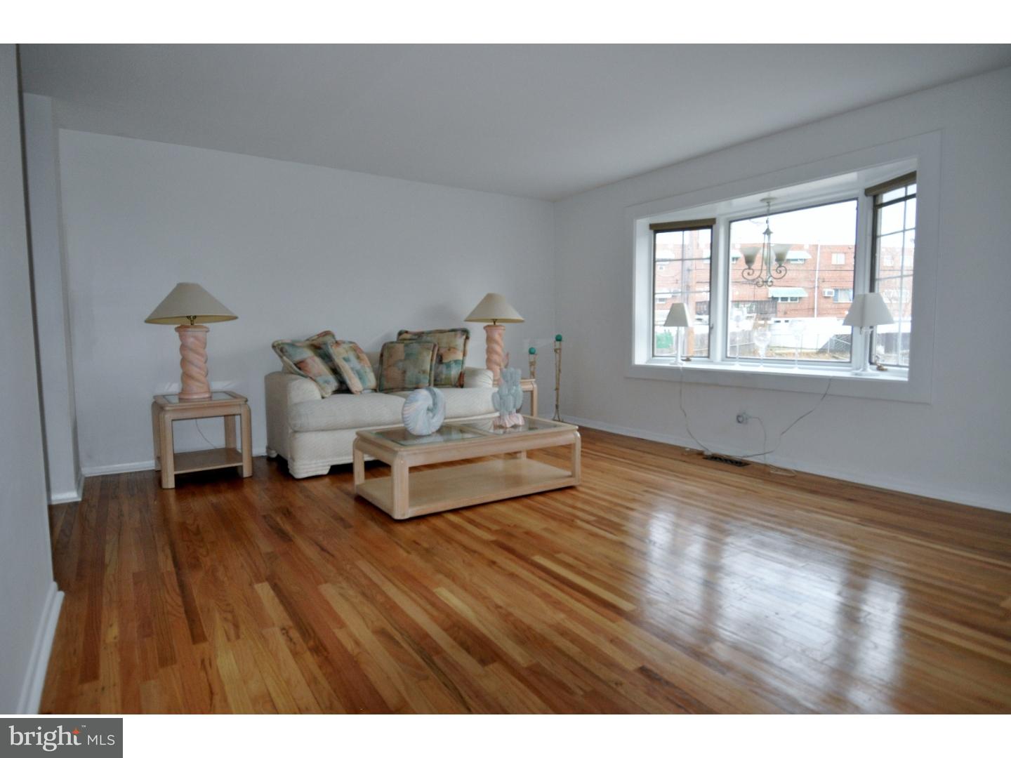 12118 Ranier Road Philadelphia, PA 19154 - Photo 3 of 15 Living Room