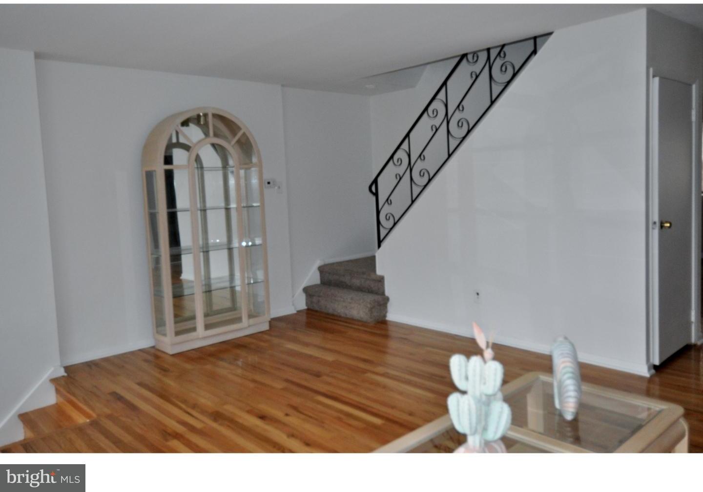 12118 Ranier Road Philadelphia, PA 19154 - Photo 4 of 15 Living Room
