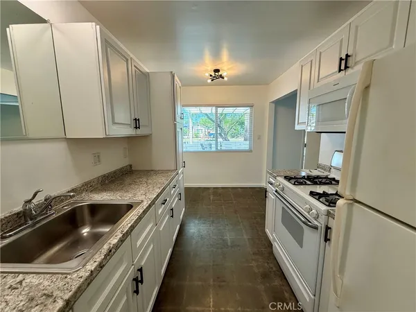 $1,950 | 212 East 8th Street, Unit B, Upland, CA 91786