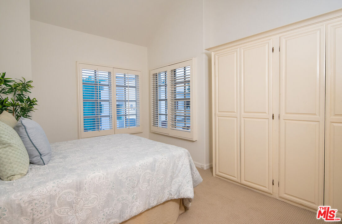 115 Roma Court Marina del Rey, CA 90292 - Photo 36 of 59 a bed sitting in a spacious bedroom next to a window