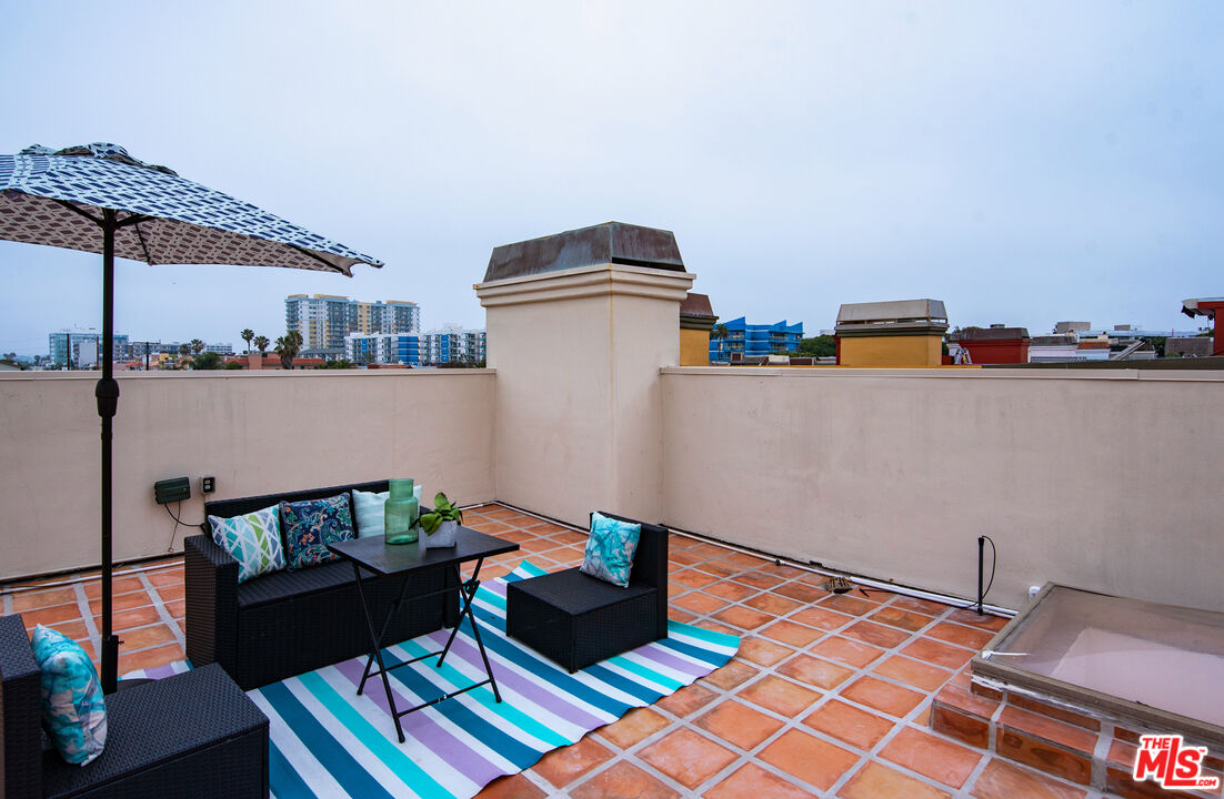 115 Roma Court Marina del Rey, CA 90292 - Photo 39 of 59 a living room with furniture and a table