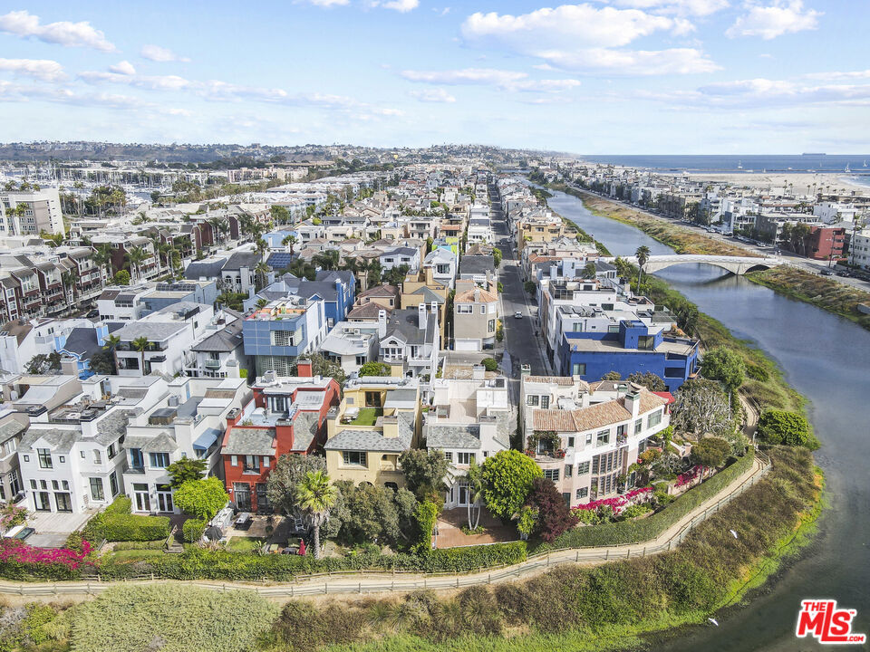 115 Roma Court Marina del Rey, CA 90292 - Photo 4 of 59 a view of a city