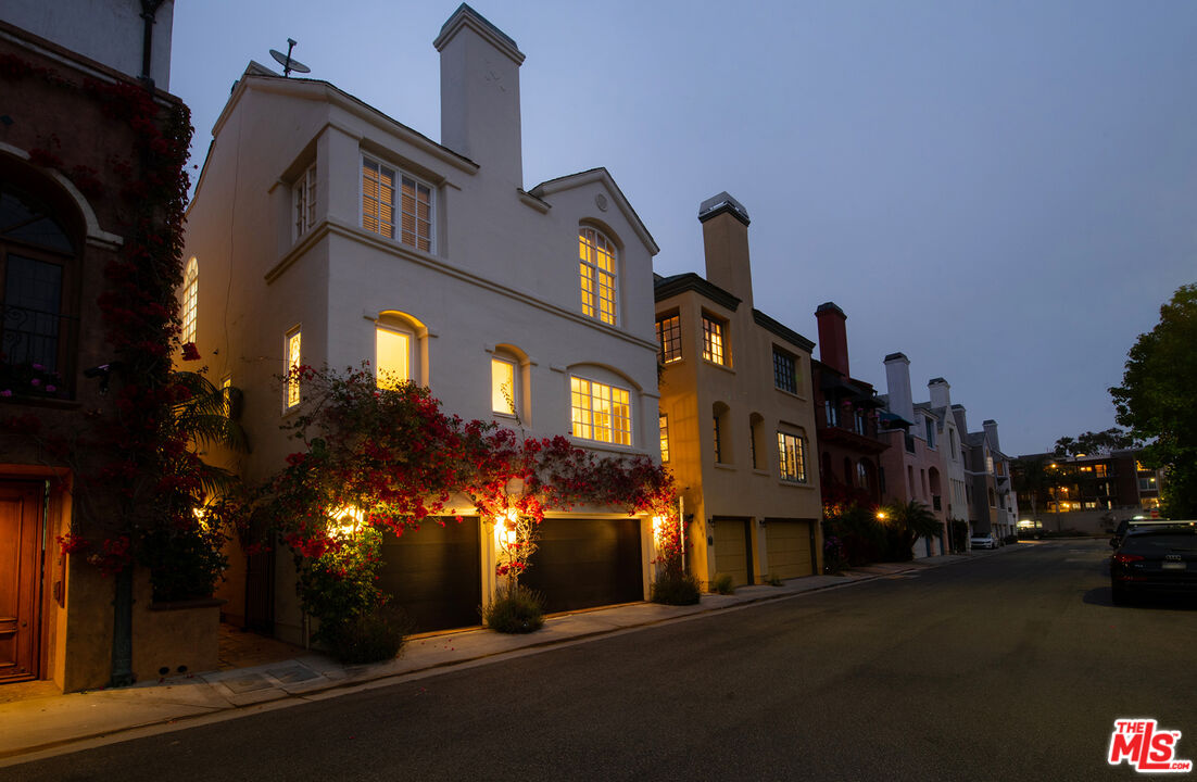115 Roma Court Marina del Rey, CA 90292 - Photo 45 of 59 a front view of a building