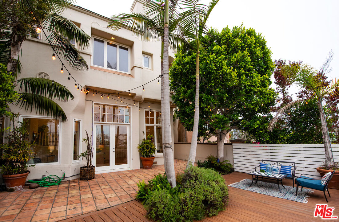 115 Roma Court Marina del Rey, CA 90292 - Photo 10 of 59 a view of a house with a yard