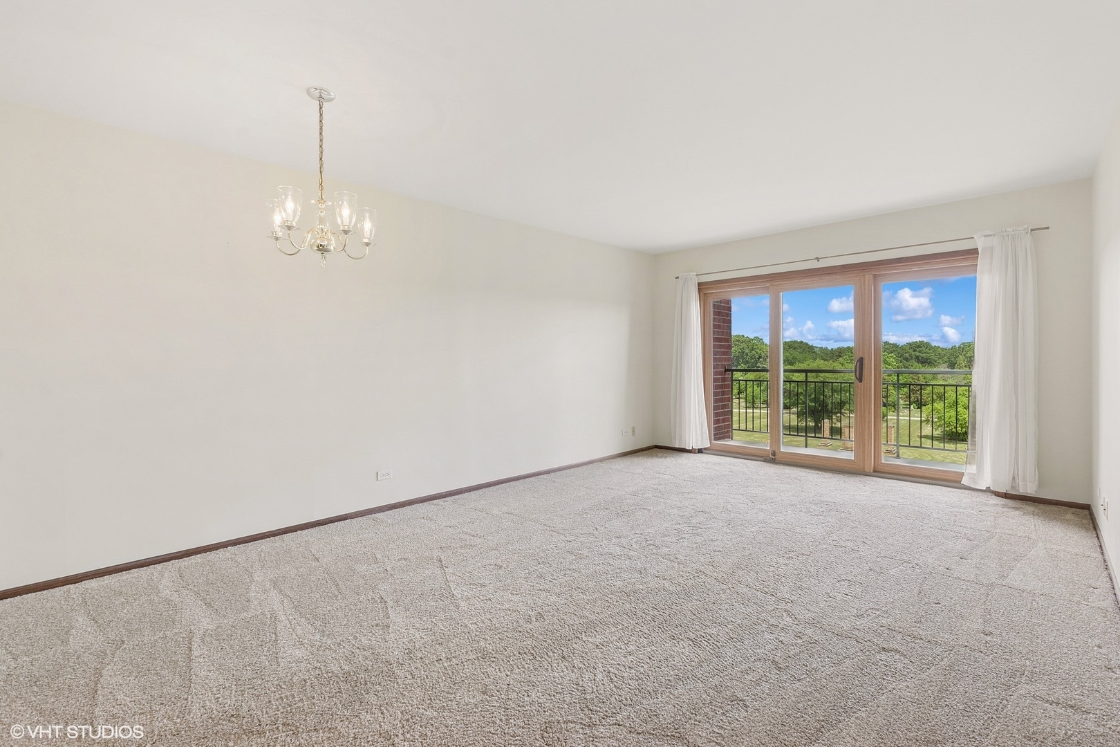 5225 North Riversedge Terrace, Unit 511 Chicago, IL 60630 - Photo 3 of 16 a view of an empty room with a window