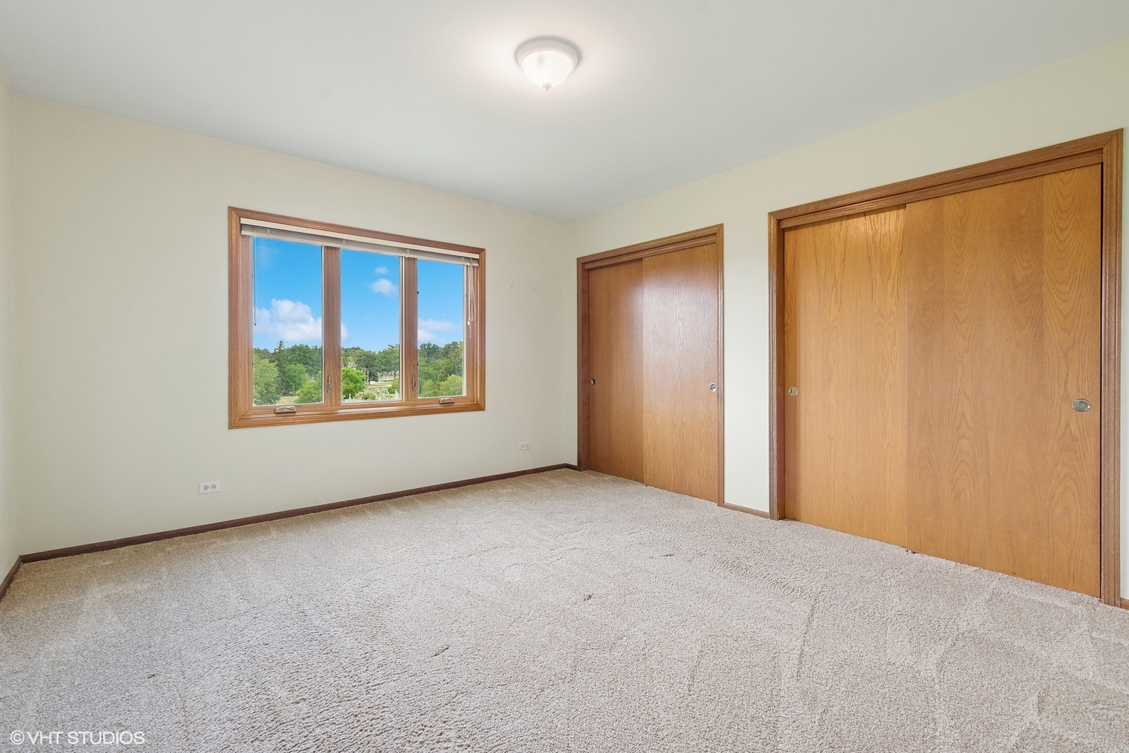 5225 North Riversedge Terrace, Unit 511 Chicago, IL 60630 - Photo 7 of 16 a view of an empty room with a window