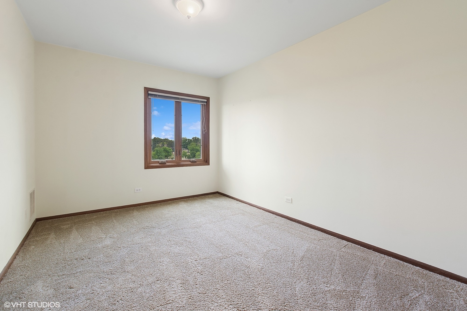 5225 North Riversedge Terrace, Unit 511 Chicago, IL 60630 - Photo 9 of 16 an empty room with a window