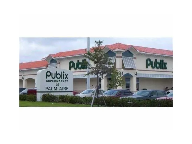 a black and white photo of a building