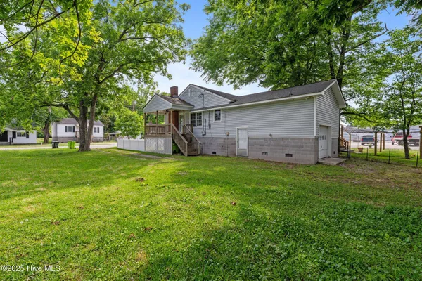 $1,345 | 2402 Oaks Road, New Bern, NC 28560