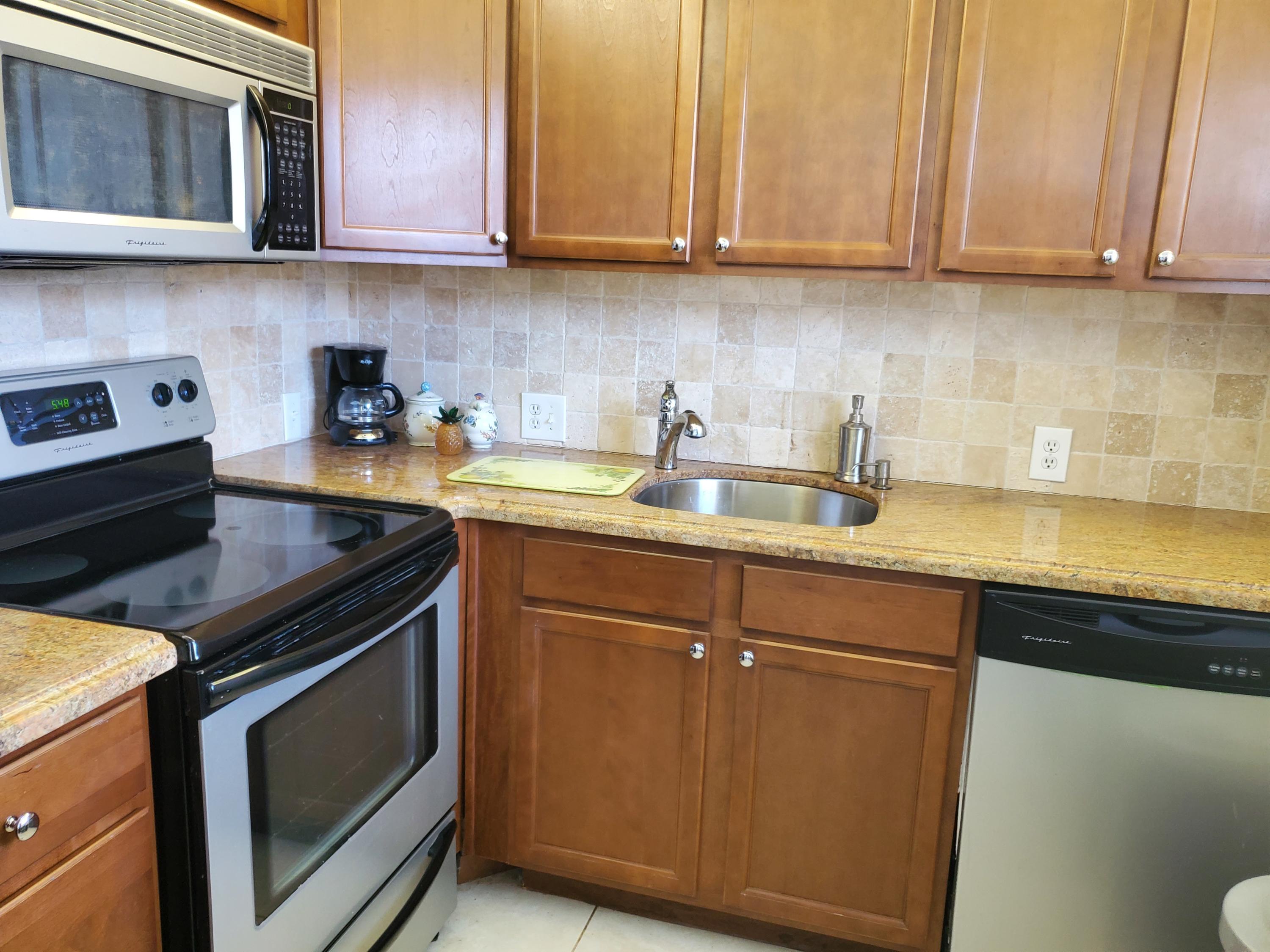 98 Mansfield Drive, Unit C Boca Raton, FL 33434 - Photo 5 of 17 KITCHEN