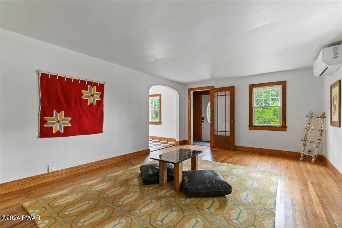 807 Callicoon Road Damascus, PA 18415 - Photo 16 of 68 Living Room