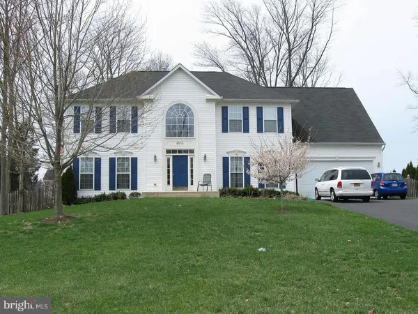 a view of house with a yard