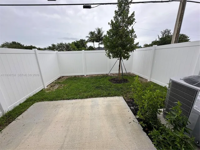 a view of a backyard