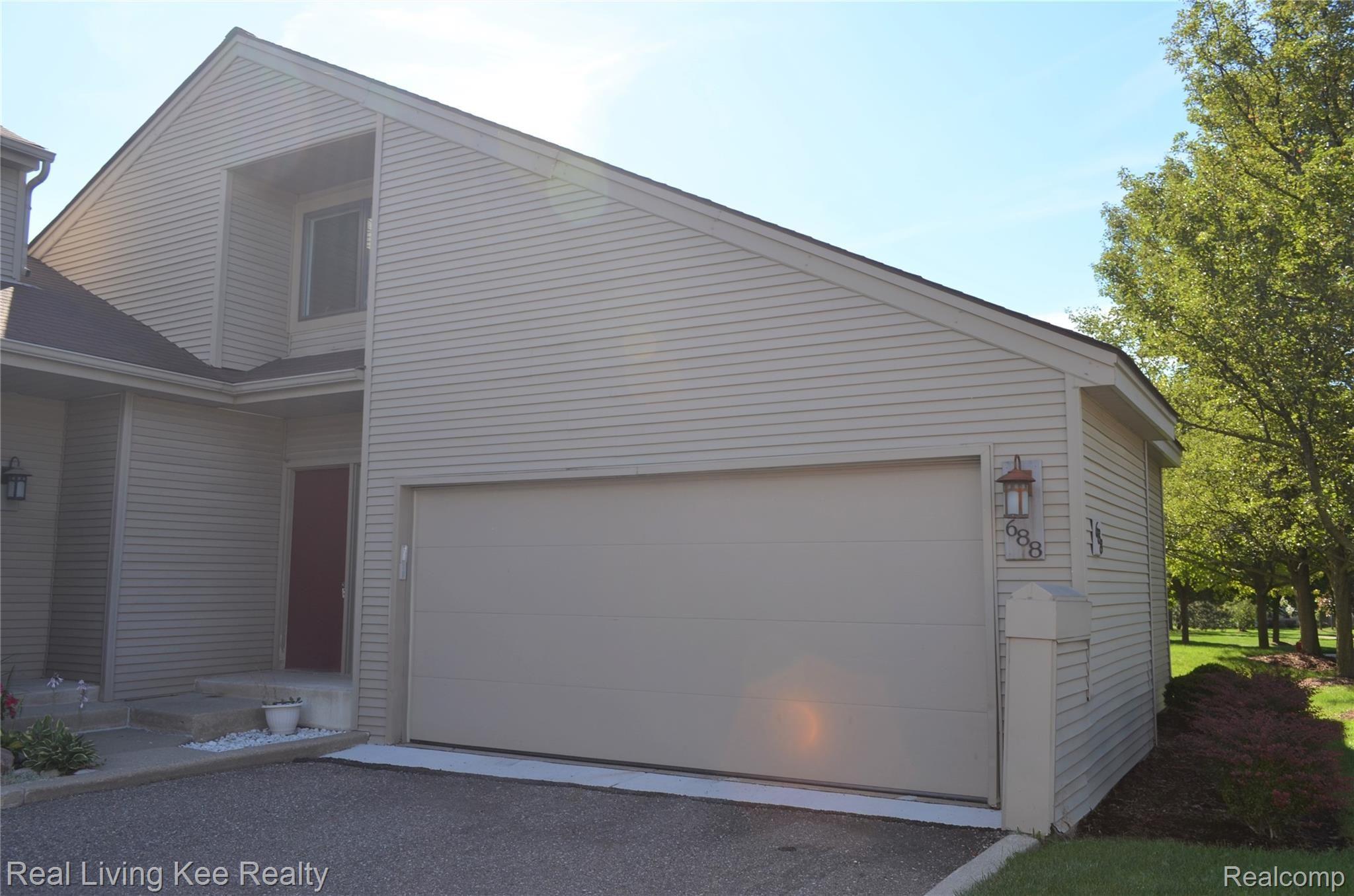 688 Charing Court Rochester, MI 48307 - Photo 2 of 20 DSC_0554 (3).JPG